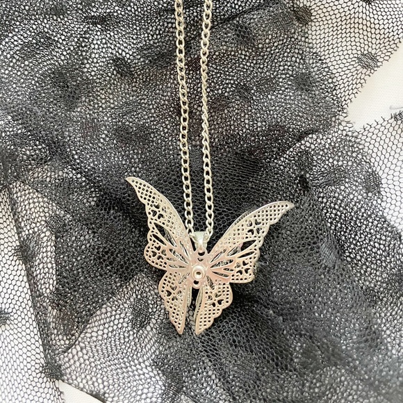 Butterfly  chocker necklace - Picture 2 of 3